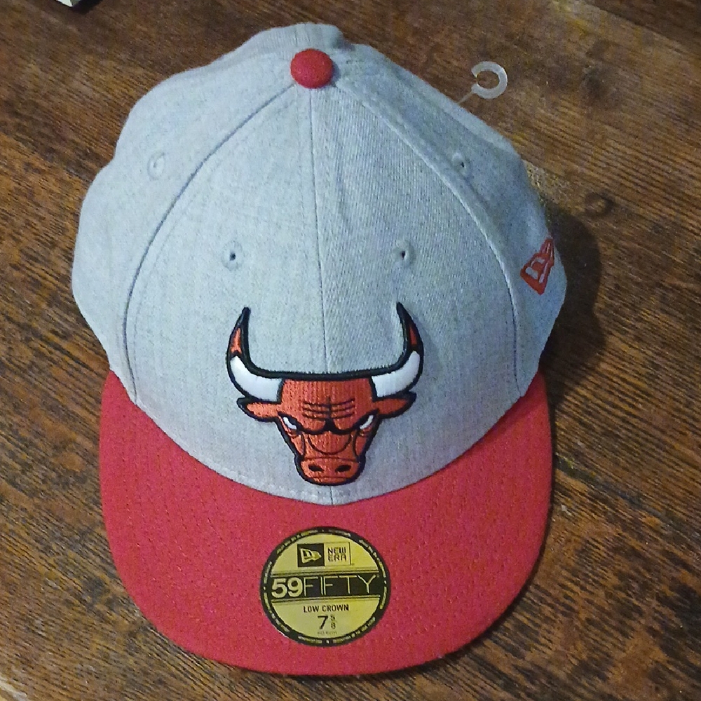 NWT New Era Chicago Bulls  Gray and Red Fitted Cap